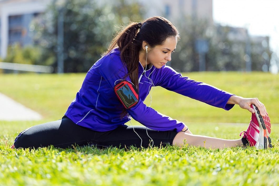 Moderate intensity exercises include brisk walking, cycling and swimming (Image via freepik/nensuria)
